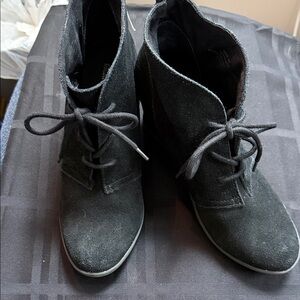 Minnetonka Black Suede Ankle Boots 9.5.
